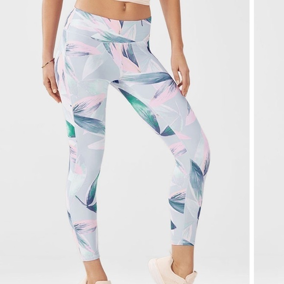 Fabletics Mid-Rise Printed PureLux Capri - Tropicales Print XS - Picture 1 of 12